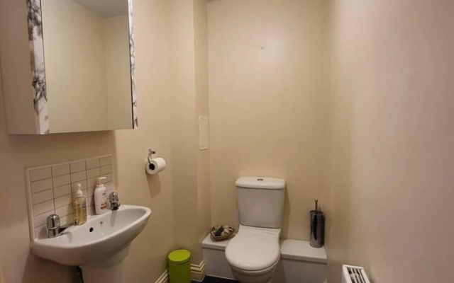 Lovely 4 Bedroom Home With Private Parking