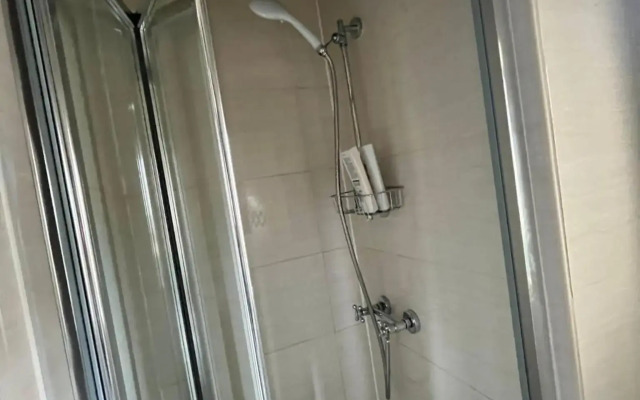 Upstairs Studio - Private kitchenette and Small en-suite