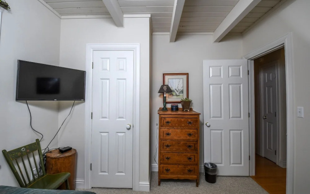 Quiet Retreat 4 Bedroom House