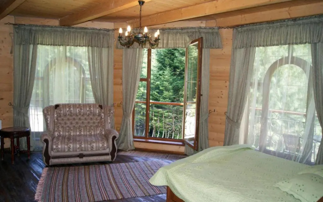 Hotel "Dykyi Med"