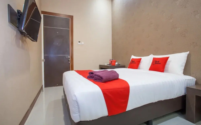 RedDoorz Plus @ Raya Sulfat