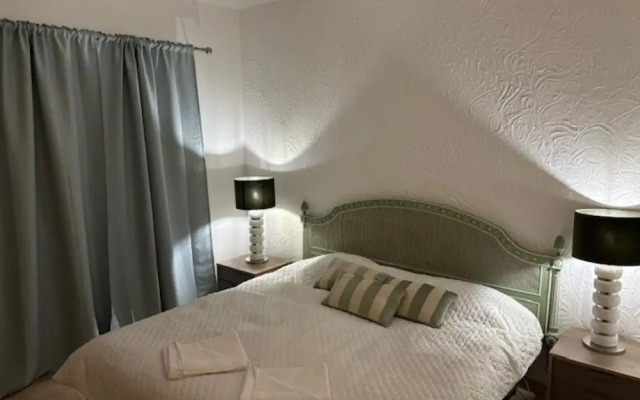 Inviting 4-bed Villa in Guia
