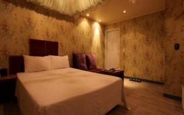 R Hotel