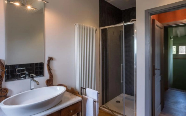 Private villa sleeps 10 with garden and swimming pool-VILLA IL MANDORLO