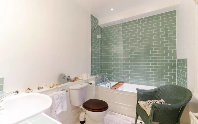 JOIVY Attractive Chelsea Apartment Sleeps 4