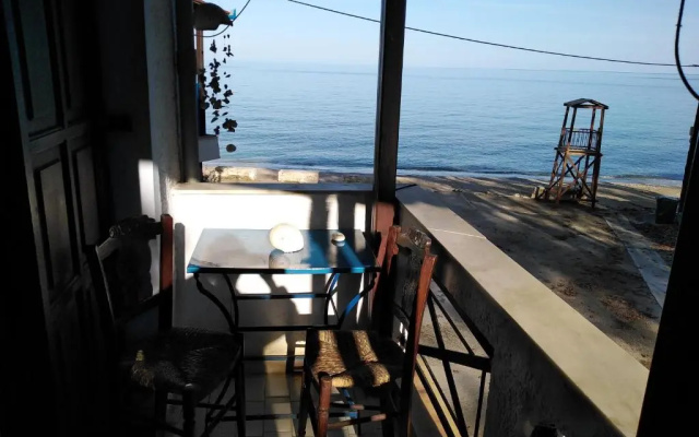 Kamari Beach guest house