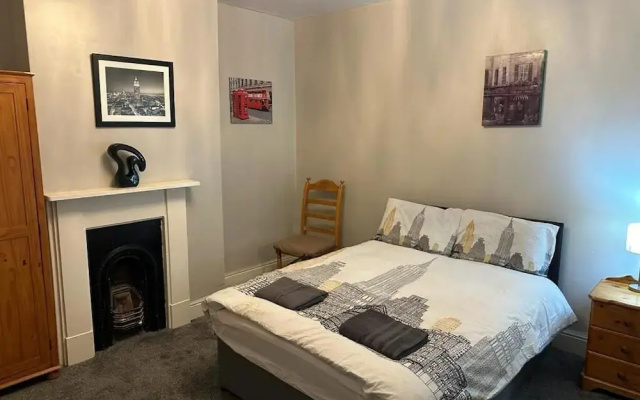 Luton Town House Near Airport
