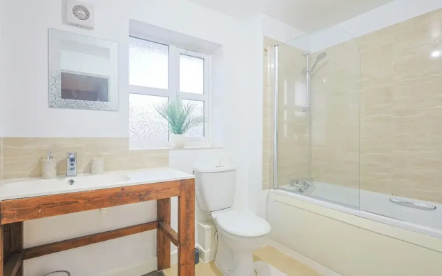 Manchester 3-beds, Sleeps 6 With On-site Parking