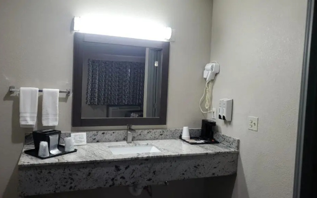 Crescent Park Motel & Suites