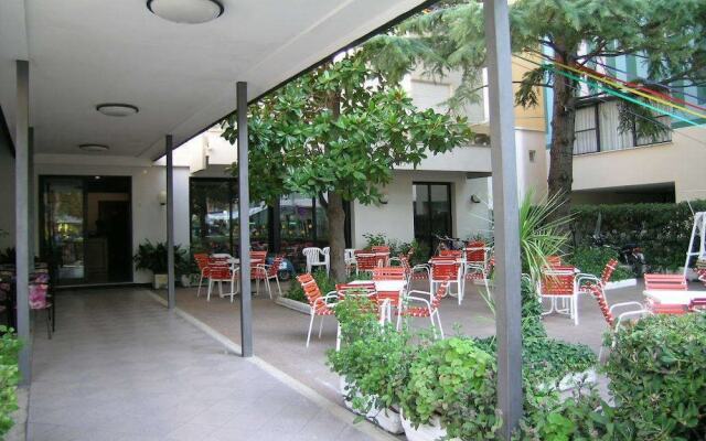 Hotel Mon Pays Римини вид на фасад