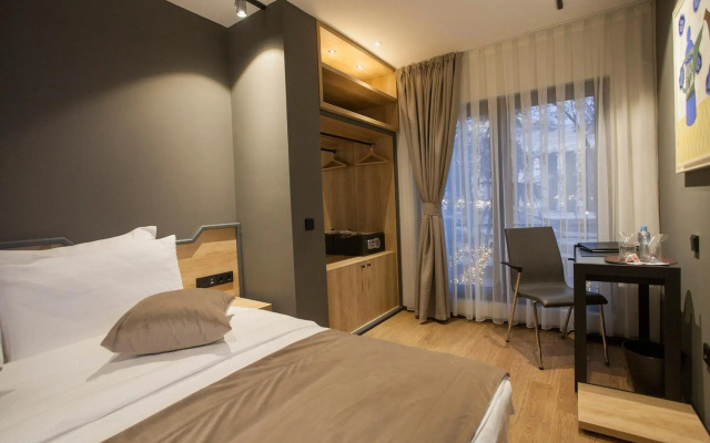 Solun's Riversides Room