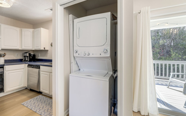 Well-equipped Emerald Isle Townhome: Pets Welcome!