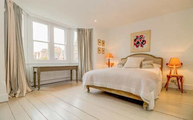 4 Bedroom Canalside Family Home in Oxford