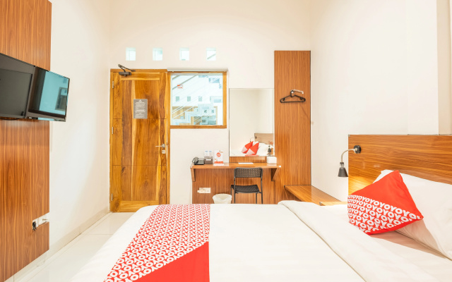 OYO Flagship 1308 Darmo Residence