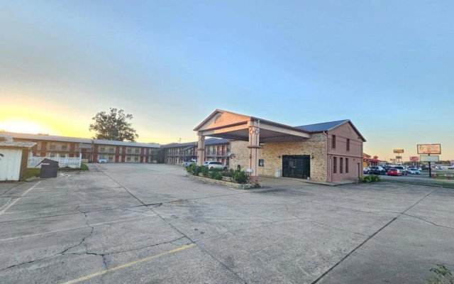 Econo Lodge Inn & Suites