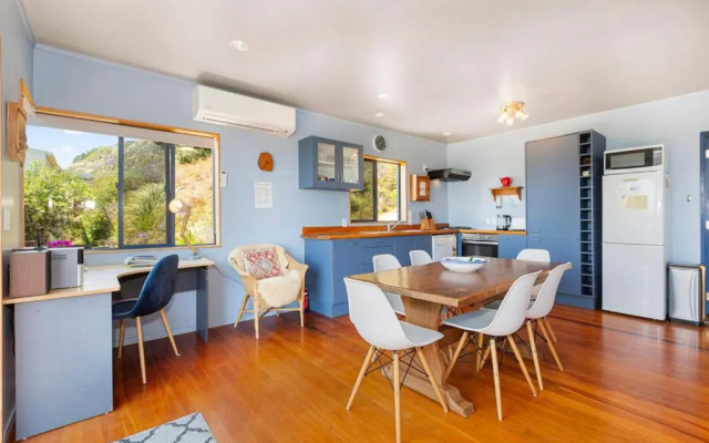 The Big Round Window - Raglan Holiday Home