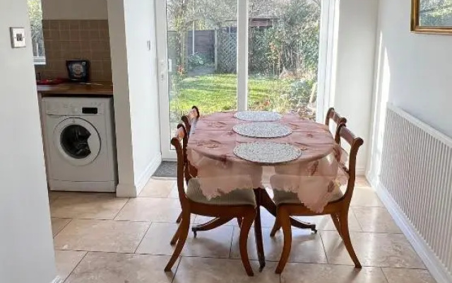 3 Bedroom house-close to Manchester airport-Free parking-private garden