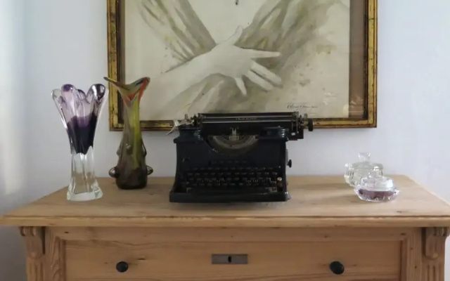 Holiday Home With art