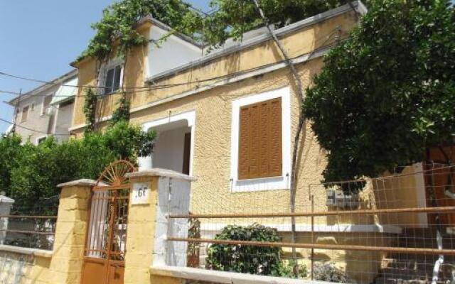Отель Dolphin Hostel Албания, Саранда - отзывы, цены и фото номеров - забронировать отель Dolphin Hostel онлайн вид на фасад