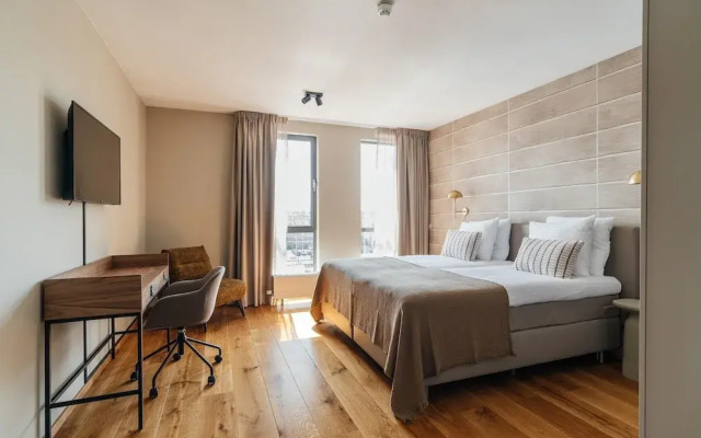 Harbor Breeze: Modern Stay