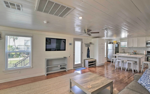 Walk to Beach & State Park! Bungalow in Galveston