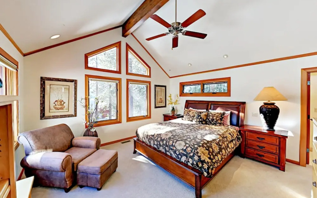 Cabin-esque Tahoe 4 Bedroom Home