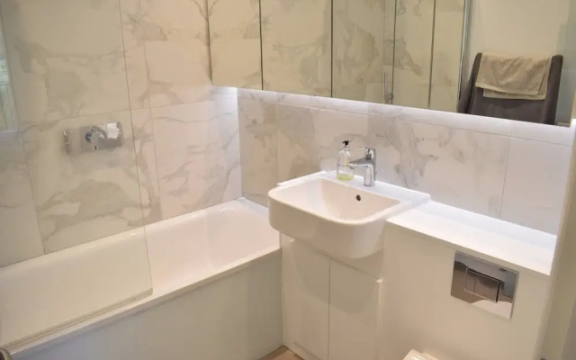Stylish 2 Bedroom Apartment in Queen's Park