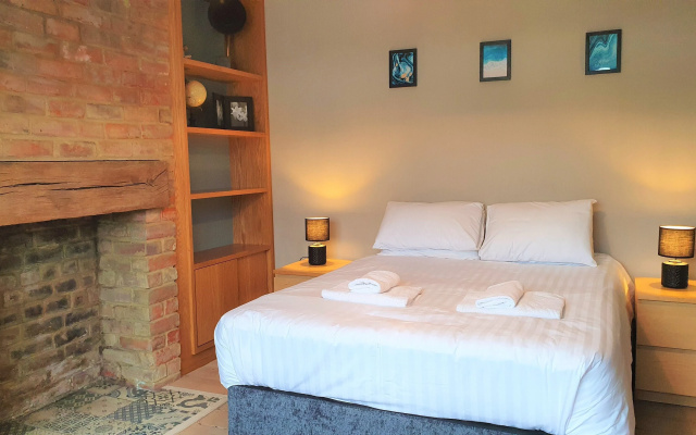 5 Bed, 2 Bath Home + Terrace, Garden & Parking