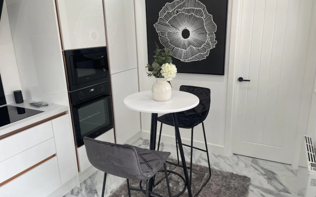 Modern-luxury 1bedroom-ensuitebathroom-garden-wifi