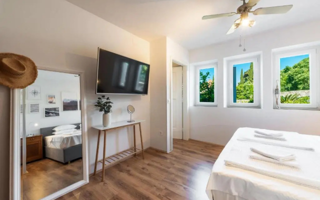 Apartment Near Old Town, FREE Parking & Huge Garden