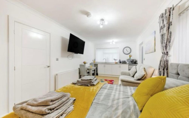 Apartment Sleeps 2 With Parking and Pets Welcome