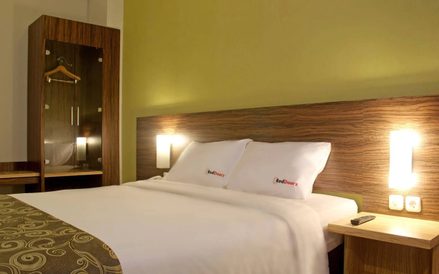 RedDoorz near Dreamland Beach Uluwatu