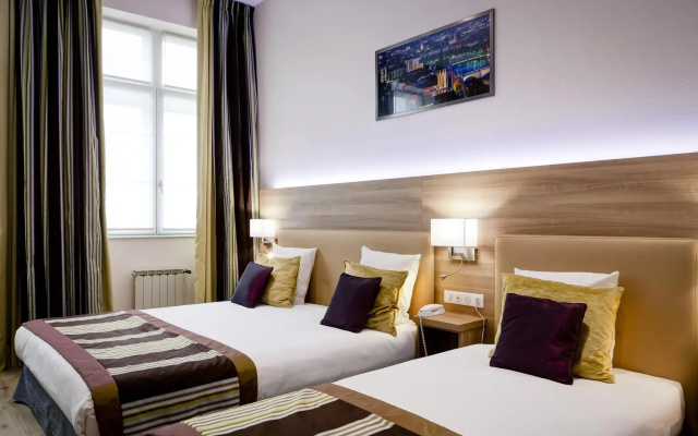 Le Phenix Hotel
