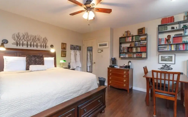 Cole's Bay Vacation Retreat Library Room