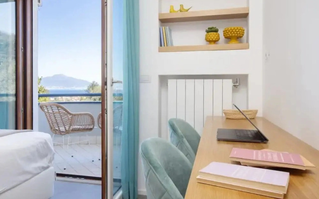 Modern Family Apt In Sorrento With Views