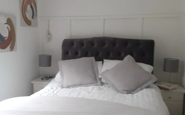 Walking Distance to Town Free Parking & Wifi