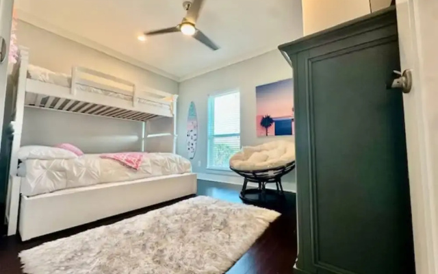 Dockside Dream Home for 10