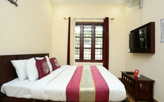 OYO 13526 Deluxe Residency