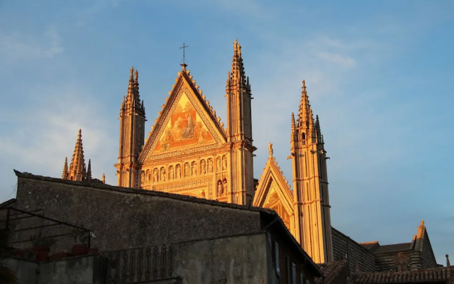 The Window on the Cathedral - Studio Apartment