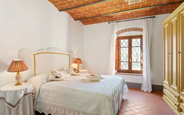 Valley-view Apartment in San Miniato with Swimming Pool
