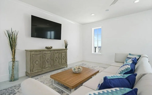 Mare Moderno by Bliss Beach Rentals