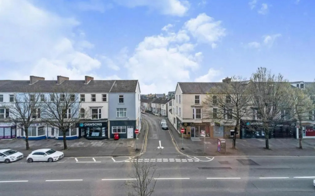Simple & Sleek 1BD Flat Nice Views of Swansea Bay