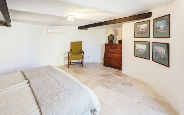 Spacious Castle in Jonquières With Swimming Pool