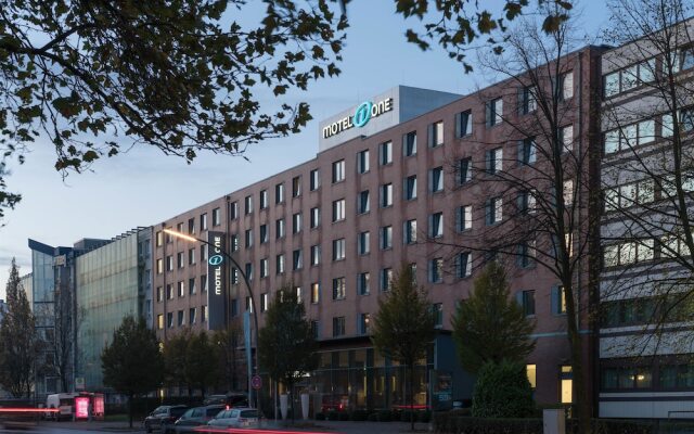 Отель Motel One Hamburg-Altona Германия, Гамбург - отзывы, цены и фото номеров - забронировать отель Motel One Hamburg-Altona онлайн вид на фасад