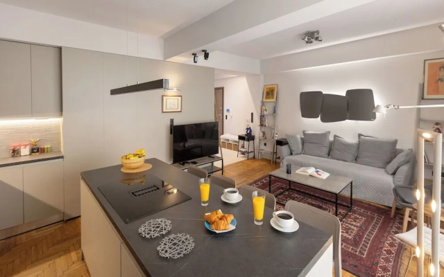 Well-designed apartment by the Acropolis