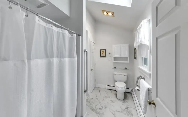 Bear Pass - Mountain View 4 Bedroom Home by RedAwning