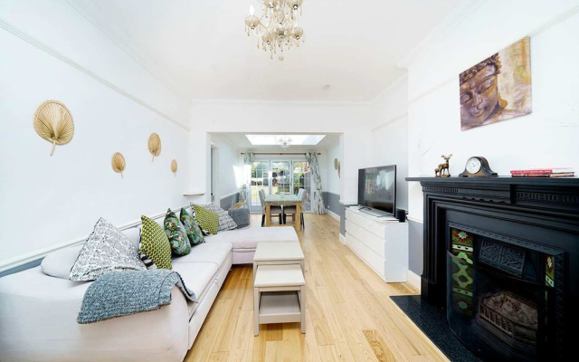 Stylish 3-bedroom Bungalow in London
