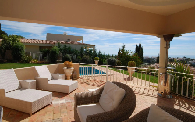 Lavish Villa With Private Swimming Pool