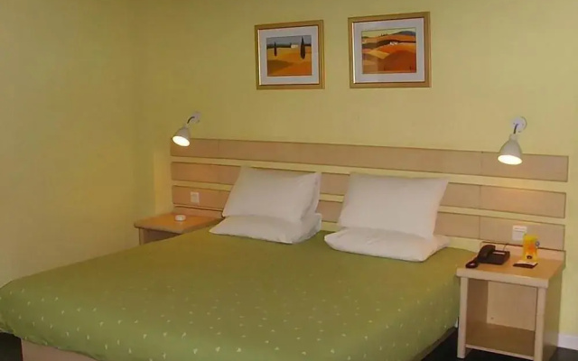 Home Inn Shijiazhuang West Heping Road Baiqiuen Hospital