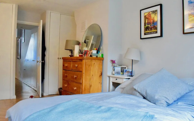 Homely 1 Bedroom Flat in Battersea With Garden